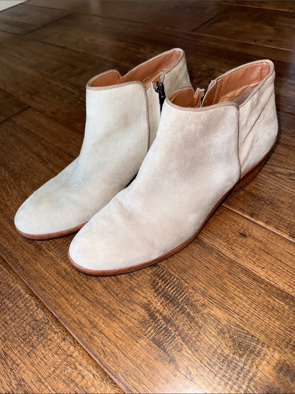 Sam Edelman “PETTY” Suede Ankle Booties in Light Gray. Size 8.